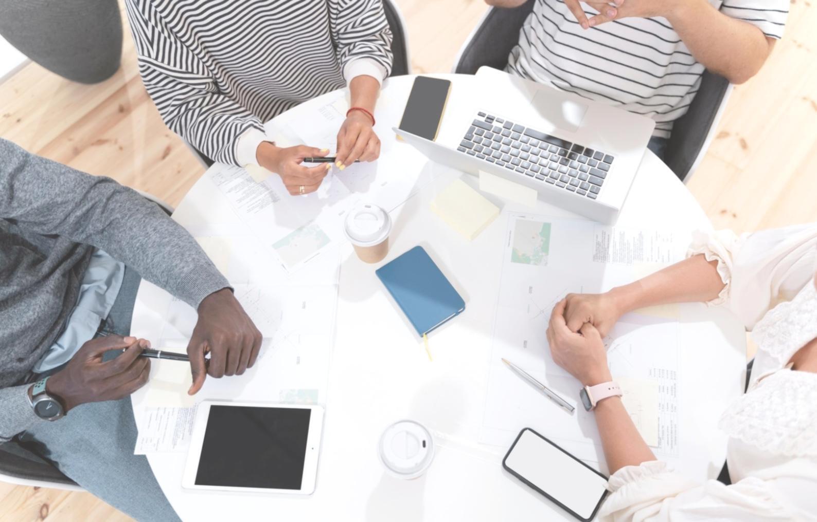 Organisation financière moderne avec tablettes et documents