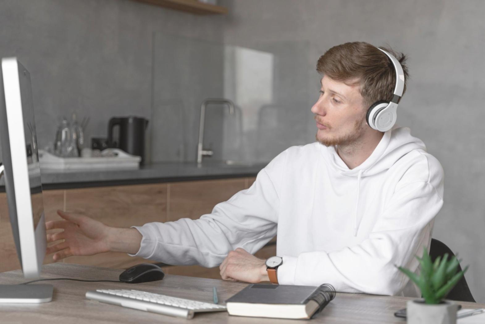 Espace de travail moderne avec outils de planification financière
